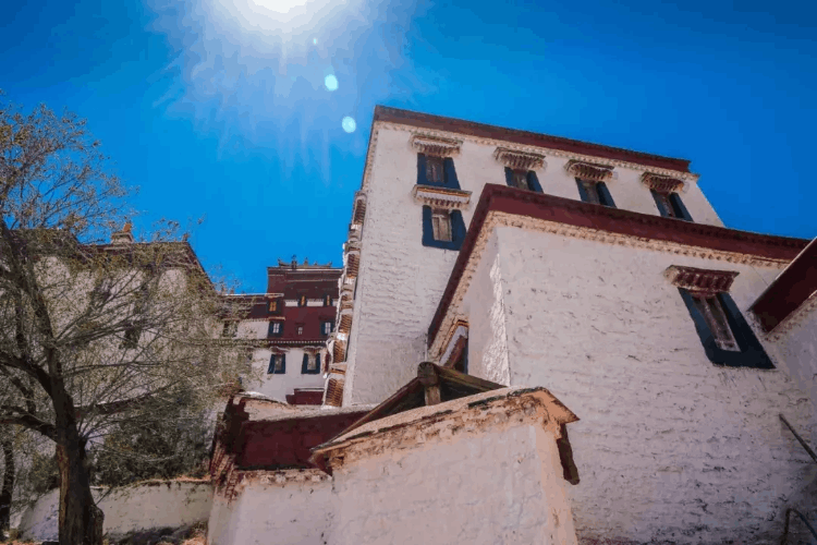 布達拉宮是為誰建造的(布達拉宮建于什么朝代)