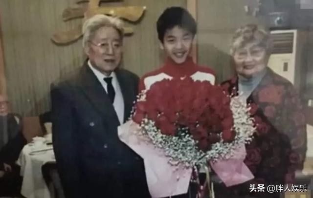 張若昀的親娘是誰(演員張若昀的家世)