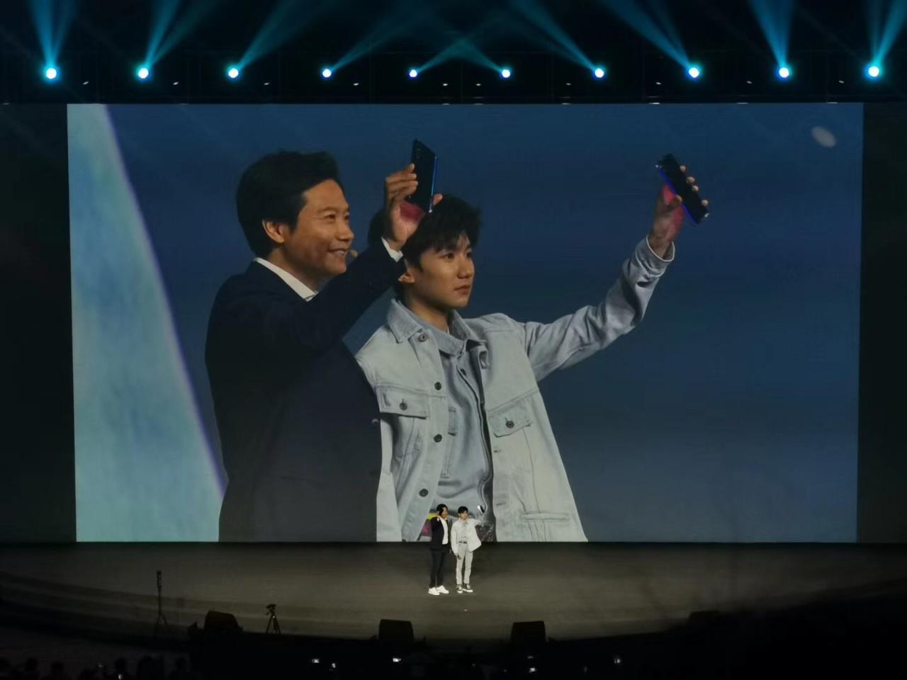 小米9現(xiàn)在最低價(jià)什么價(jià)位(雷軍曬高清月亮模式)