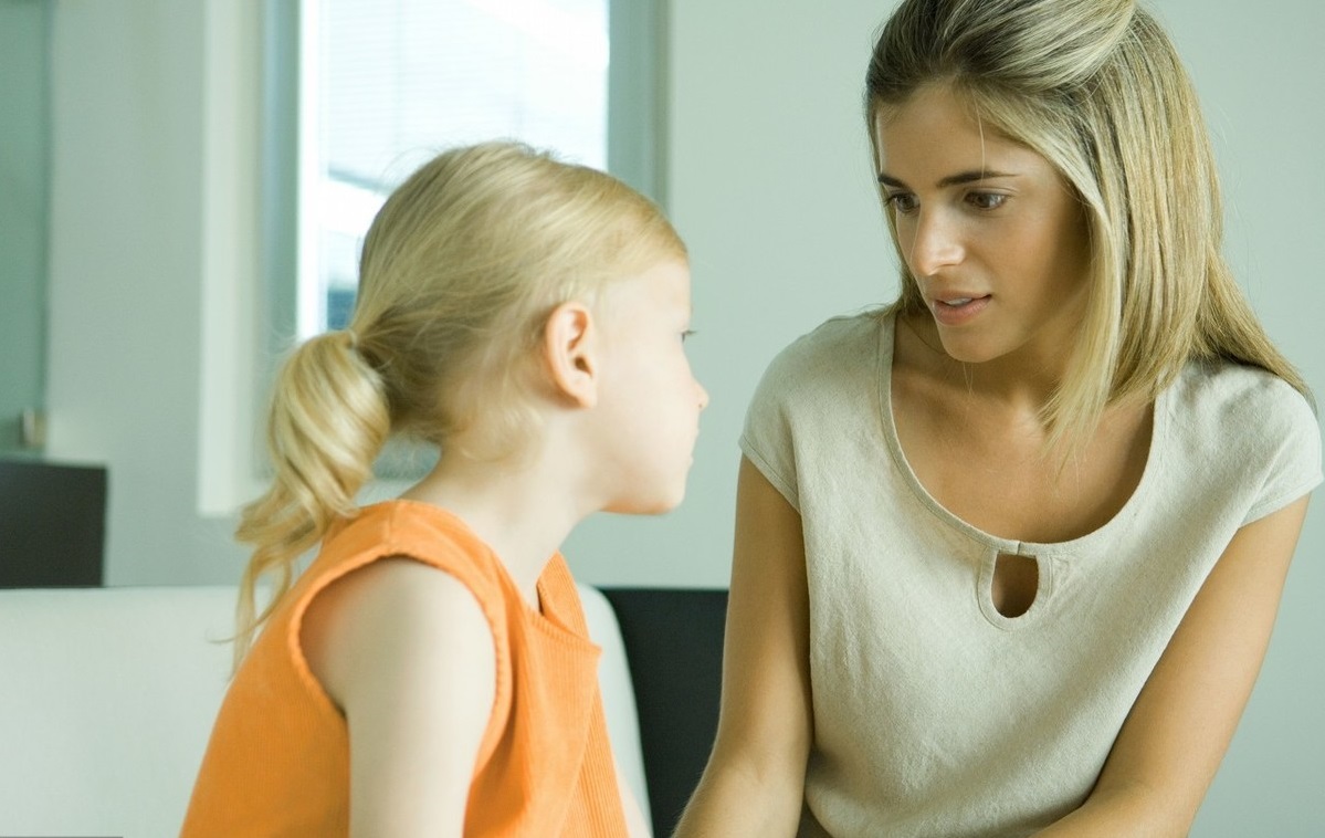 女兒：同桌總摸我。媽媽教女兒的應對方式，決定女兒未來是否幸福