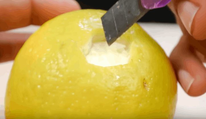 將水果放在小洞里搗碎(一種吃橙子的新方法)