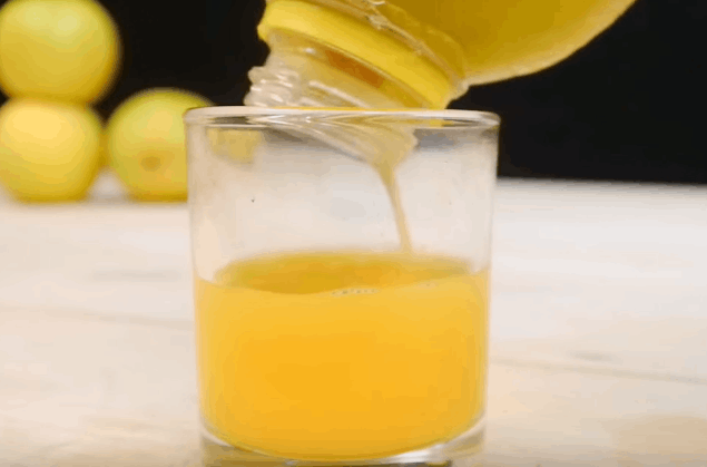 將水果放在小洞里搗碎(一種吃橙子的新方法)