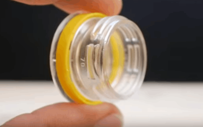 將水果放在小洞里搗碎(一種吃橙子的新方法)