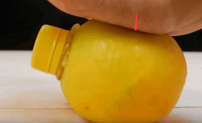 將水果放在小洞里搗碎(一種吃橙子的新方法)