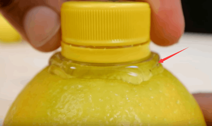 將水果放在小洞里搗碎(一種吃橙子的新方法)