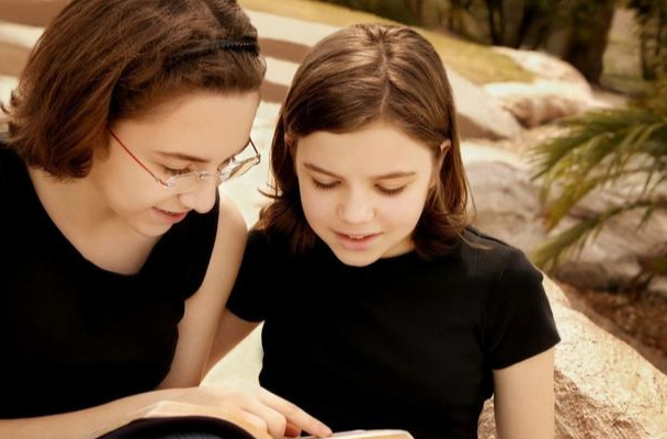 女兒：同桌總摸我。媽媽教女兒的應對方式，決定女兒未來是否幸福