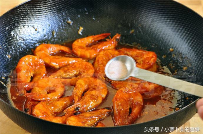 熱文酸辣油燜大蝦的做法介紹(酸辣油燜大蝦的做法)