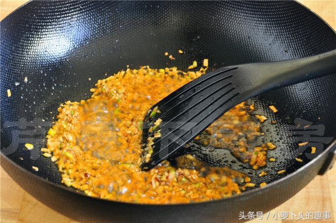 熱文酸辣油燜大蝦的做法介紹(酸辣油燜大蝦的做法)