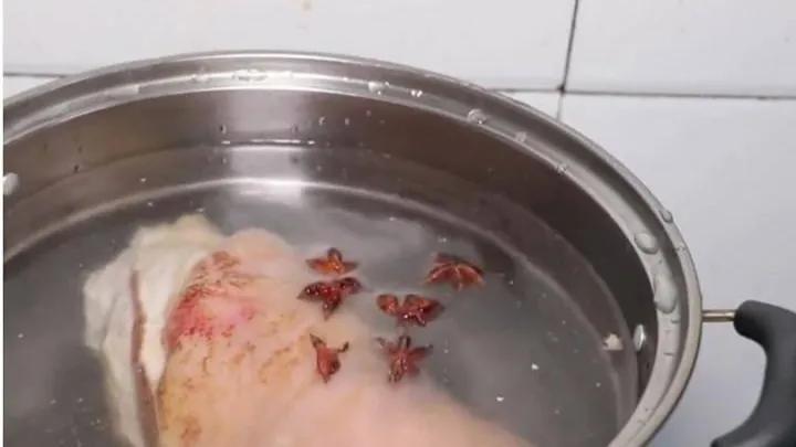 豬肘子在家如何做(豬肘子在家怎么做)