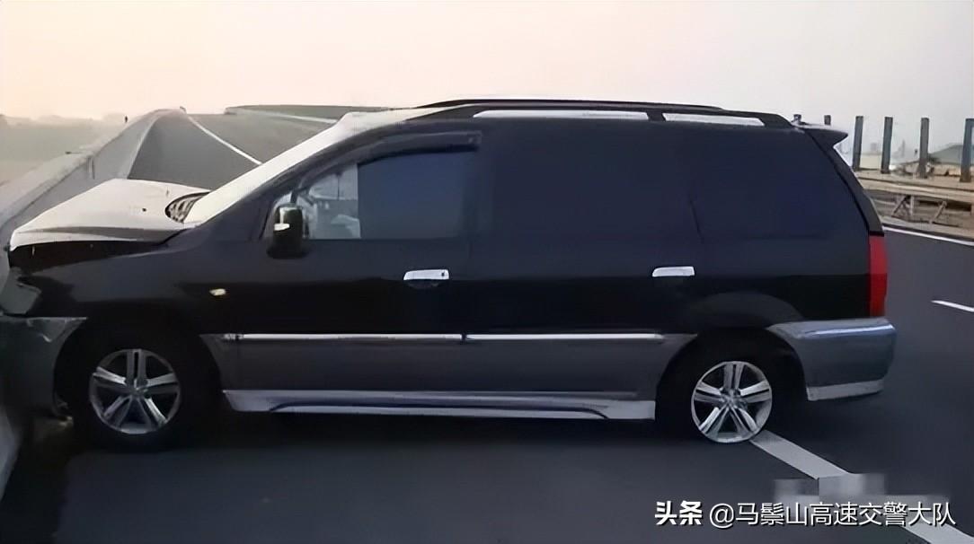 熱文爆胎后正確處置方法是什么(爆胎后正確處置應(yīng)該怎樣處理)