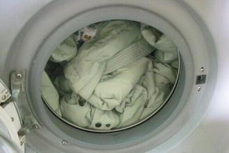 亮皮的羽絨服可以放洗衣機洗嗎