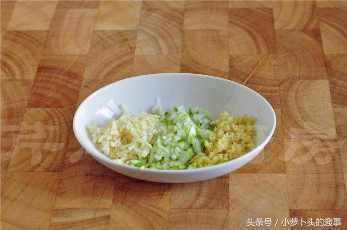 熱文酸辣油燜大蝦的做法介紹(酸辣油燜大蝦的做法)