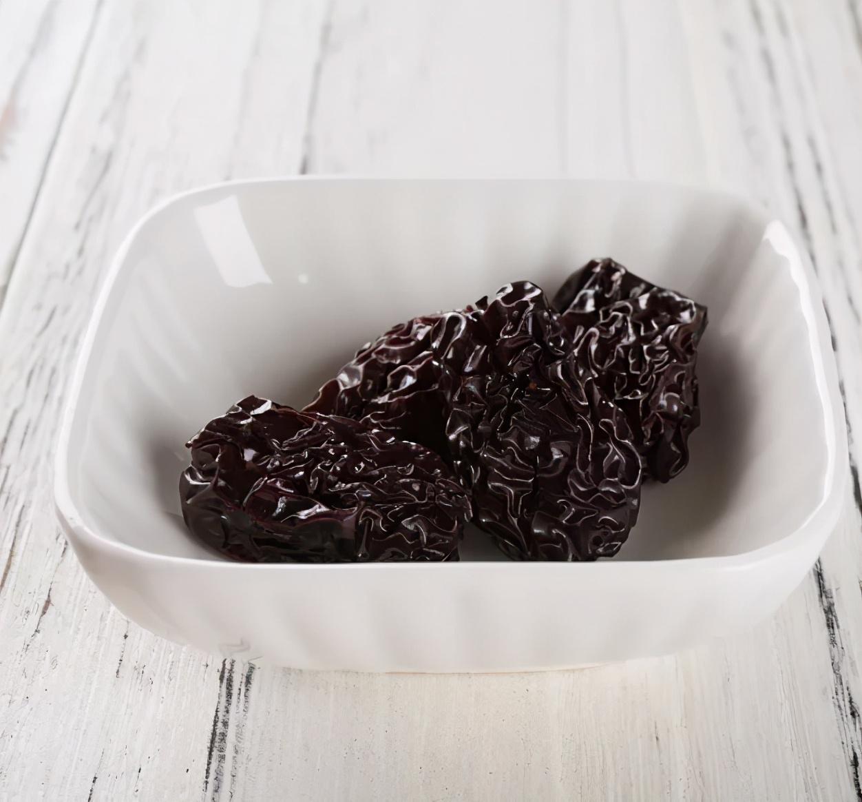 黑棗泡水功效與作用介紹(黑棗泡水功效與作用)