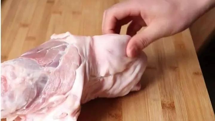 豬肘子在家如何做(豬肘子在家怎么做)