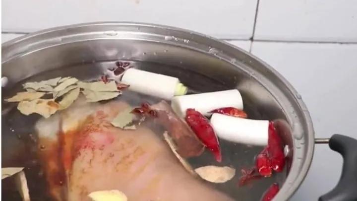豬肘子在家如何做(豬肘子在家怎么做)