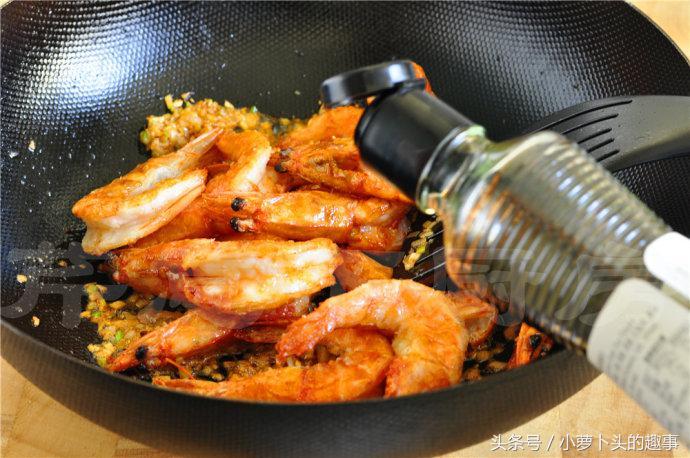 熱文酸辣油燜大蝦的做法介紹(酸辣油燜大蝦的做法)