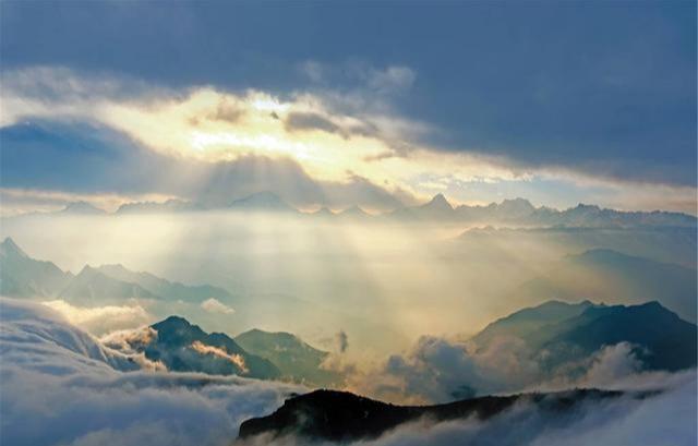 魯山山行原文內(nèi)容及翻譯(霜落熊升樹林空鹿飲溪全詩翻譯)