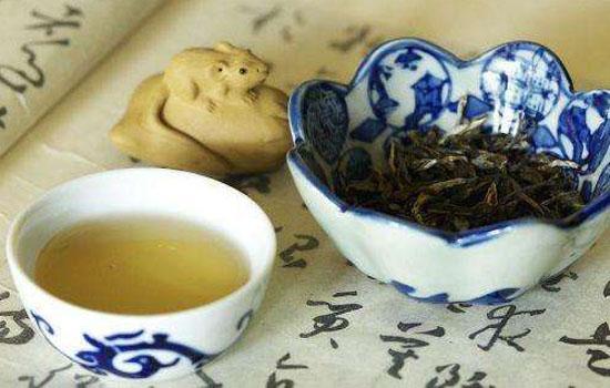 吃月餅時(shí)配什么茶最好(吃月餅時(shí)搭配哪種飲品更好)