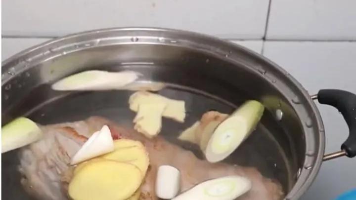 豬肘子在家如何做(豬肘子在家怎么做)