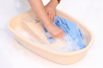 亮皮的羽絨服可以放洗衣機洗嗎