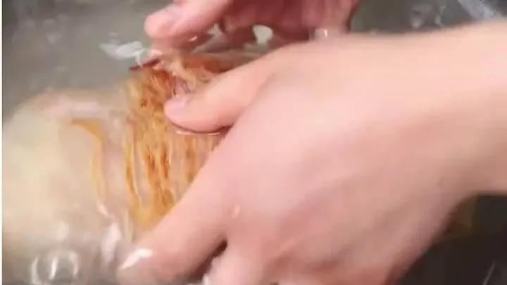 豬肘子在家如何做(豬肘子在家怎么做)