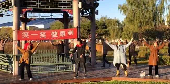 大媽公園組團大笑鍛煉身體,大笑祛病特別神奇