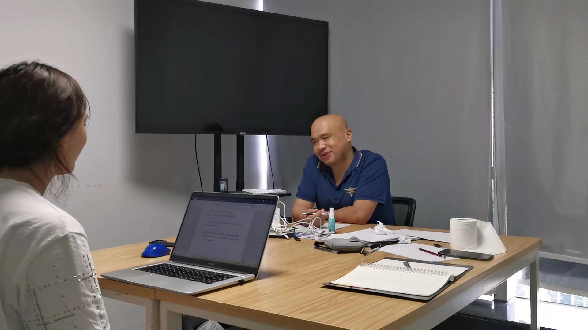 985碩士開摩的走紅后有人查其論文，強烈的反差引發網友廣泛關注