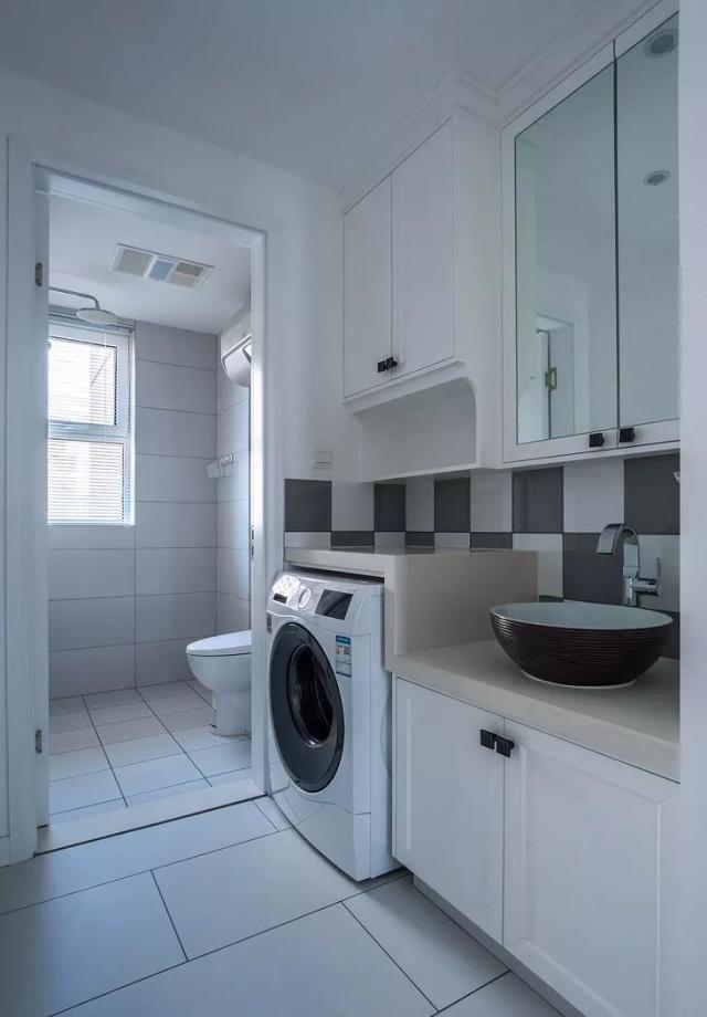 洗衣機(jī)放在陽(yáng)臺(tái)好還是衛(wèi)生間好？(洗衣機(jī)放陽(yáng)臺(tái)好還是衛(wèi)生間好)