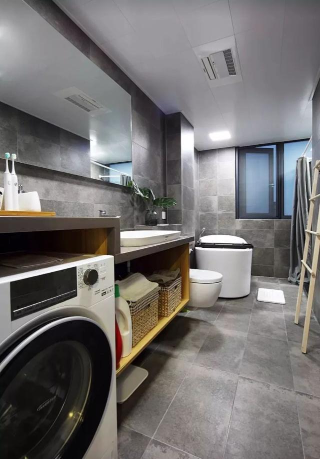 洗衣機(jī)放在陽(yáng)臺(tái)好還是衛(wèi)生間好？(洗衣機(jī)放陽(yáng)臺(tái)好還是衛(wèi)生間好)