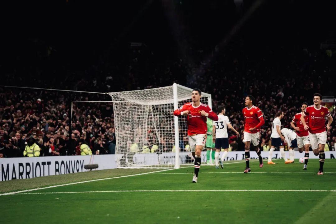 曼聯(lián)3球大逆轉(zhuǎn)C羅上演絕殺，曼聯(lián)登上F小組第一的位置