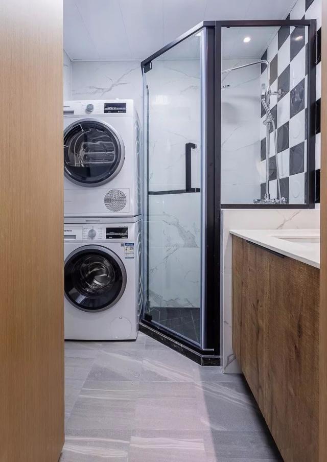 洗衣機(jī)放在陽(yáng)臺(tái)好還是衛(wèi)生間好？(洗衣機(jī)放陽(yáng)臺(tái)好還是衛(wèi)生間好)