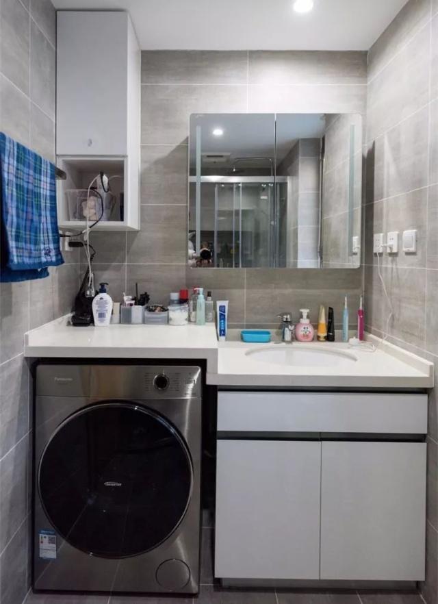 洗衣機(jī)放在陽(yáng)臺(tái)好還是衛(wèi)生間好？(洗衣機(jī)放陽(yáng)臺(tái)好還是衛(wèi)生間好)