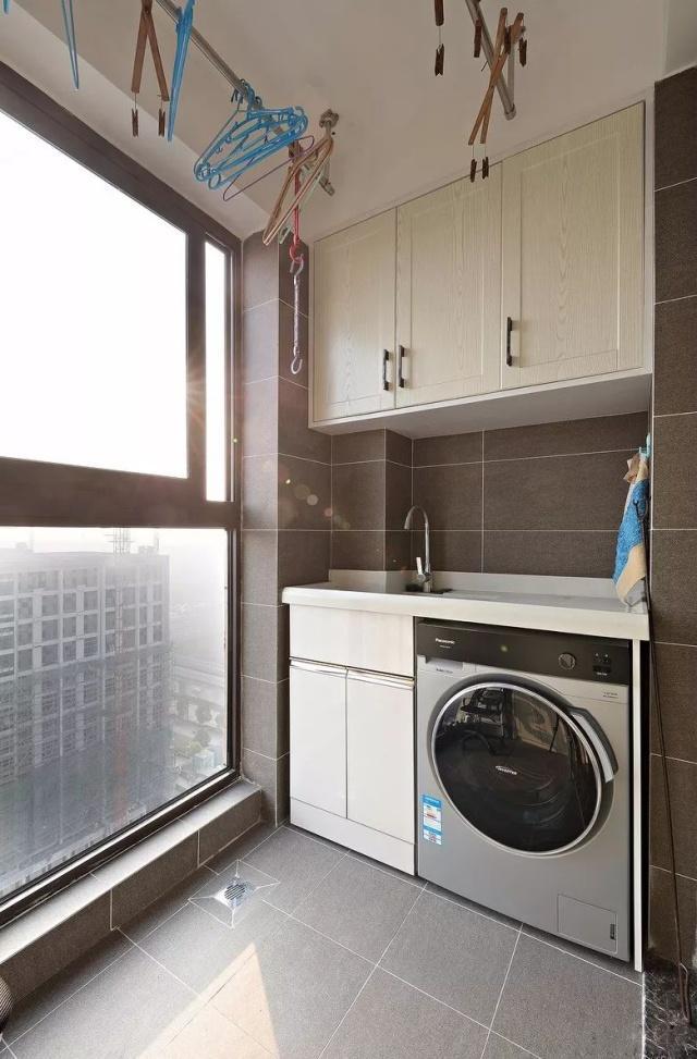 洗衣機(jī)放在陽(yáng)臺(tái)好還是衛(wèi)生間好？(洗衣機(jī)放陽(yáng)臺(tái)好還是衛(wèi)生間好)