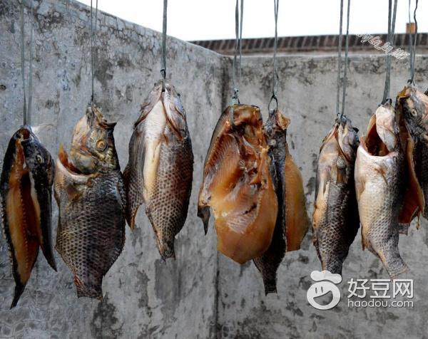 曬臘腸時需要用針扎孔嗎