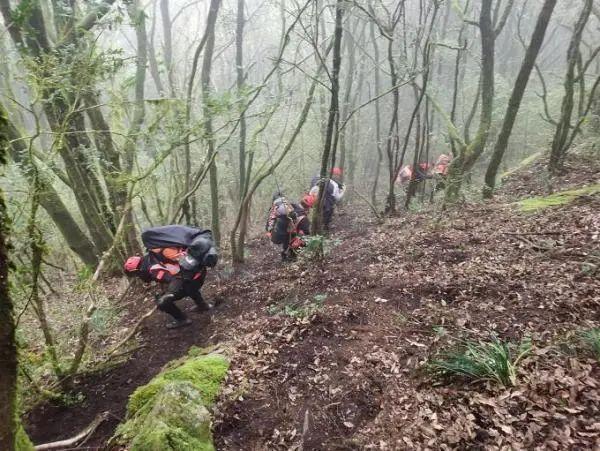 遇難地質人員進山為何穿一次性雨衣，初步判斷遇難原因最大可能是失溫