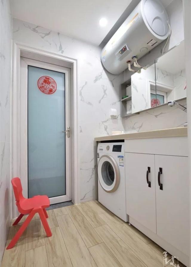 洗衣機(jī)放在陽(yáng)臺(tái)好還是衛(wèi)生間好？(洗衣機(jī)放陽(yáng)臺(tái)好還是衛(wèi)生間好)