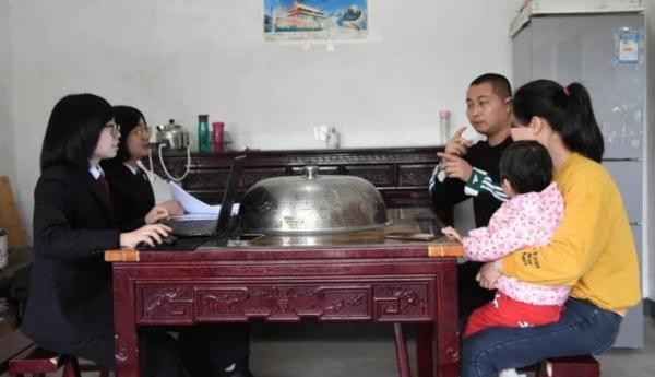 丈夫持刀泣聲質問躲自家衣柜男子，暴力不是解決問題的正規途徑