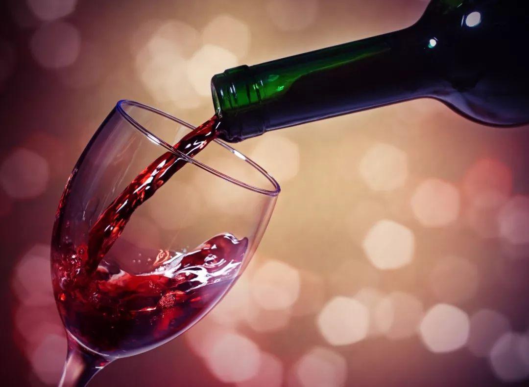 紅酒和葡萄酒有什么區別？(紅酒是不是葡萄酒)