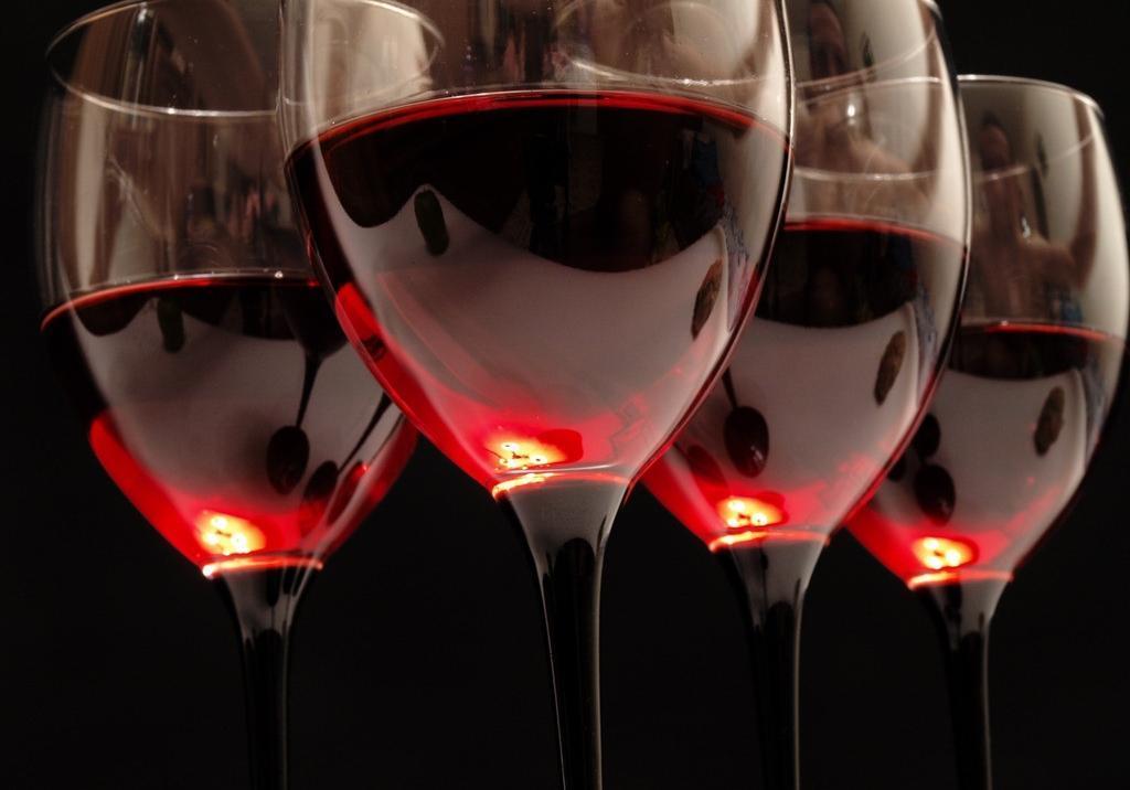 紅酒和葡萄酒有什么區別？(紅酒是不是葡萄酒)