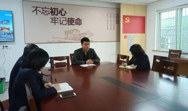 丈夫持刀泣聲質問躲自家衣柜男子，暴力不是解決問題的正規途徑