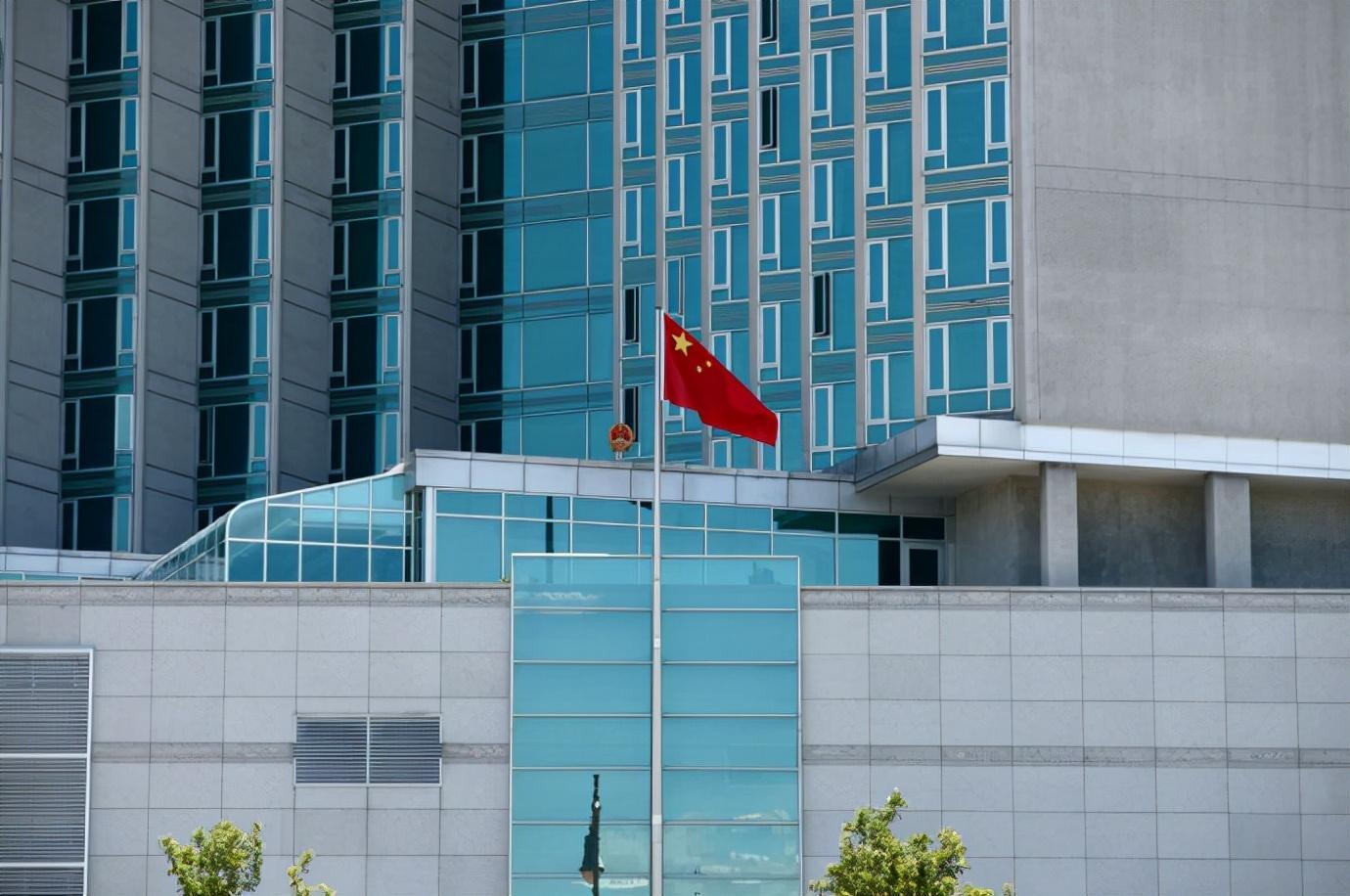 中方介入?yún)f(xié)調(diào)美高校強(qiáng)行勸退留學(xué)生，日前中國駐紐約總領(lǐng)事館已經(jīng)介入?yún)f(xié)調(diào)，