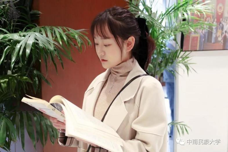 中南民族大學圖書館(中南民族大學校內雙子塔圖書館)