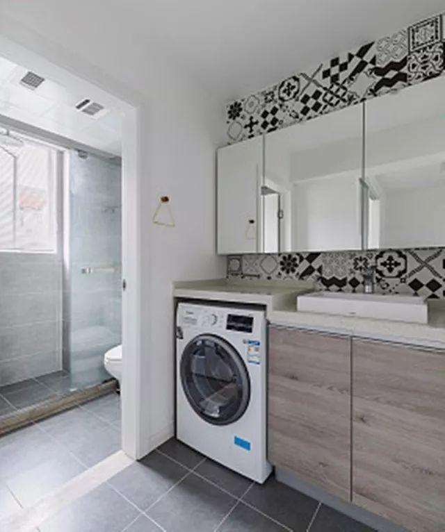 洗衣機(jī)放在陽(yáng)臺(tái)好還是衛(wèi)生間好？(洗衣機(jī)放陽(yáng)臺(tái)好還是衛(wèi)生間好)