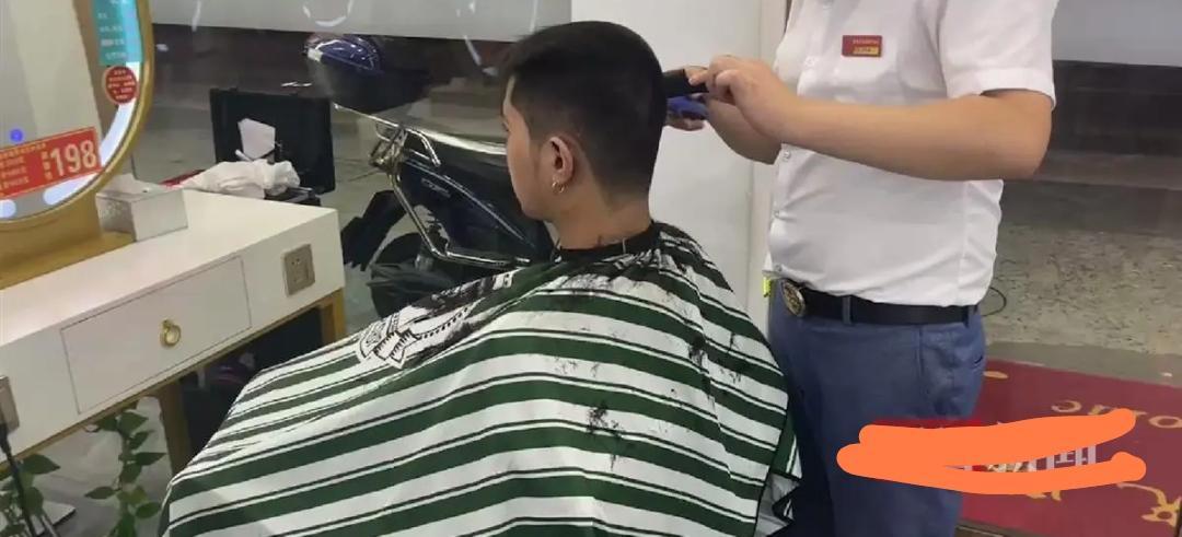 外賣(mài)有頭發(fā)老板帶員工剪寸頭(店長(zhǎng)帶員工剪寸頭)