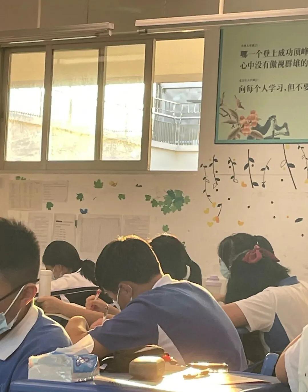 孩子網戀怎么辦(初中孩子網戀四種教育方式)