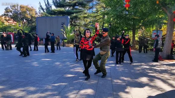大媽跳舞過于陶醉把自己轉到湖里(大媽跳舞掉水里成落湯雞)