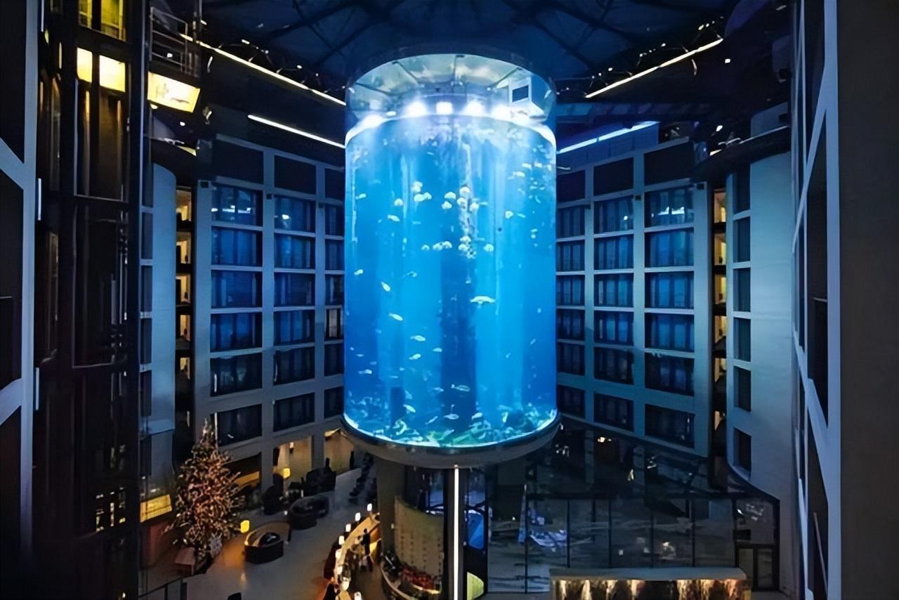 世界最大獨立圓柱體水族館爆裂，制造商介入調查