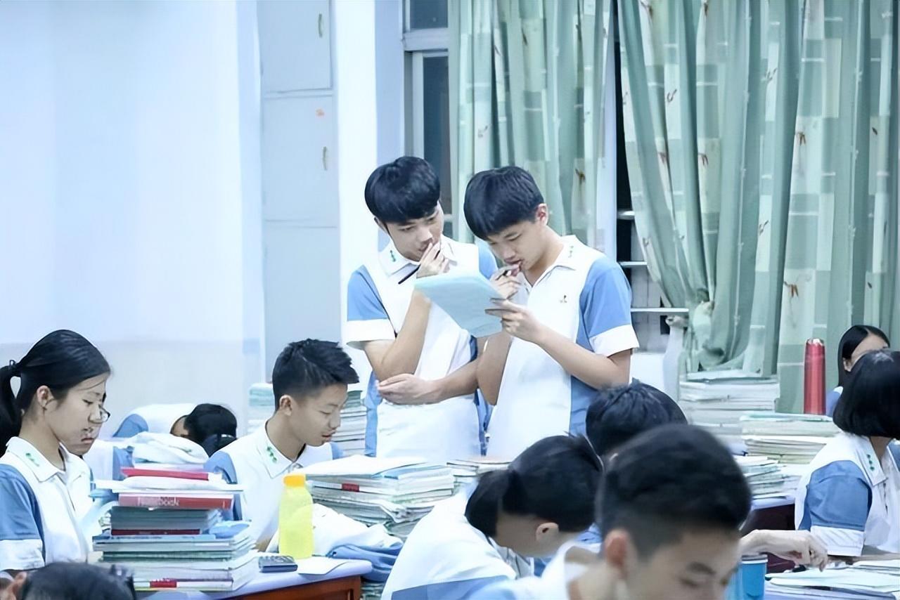 老師宣布各科月考第1名 女生連站7次 頒獎的男生累壞了