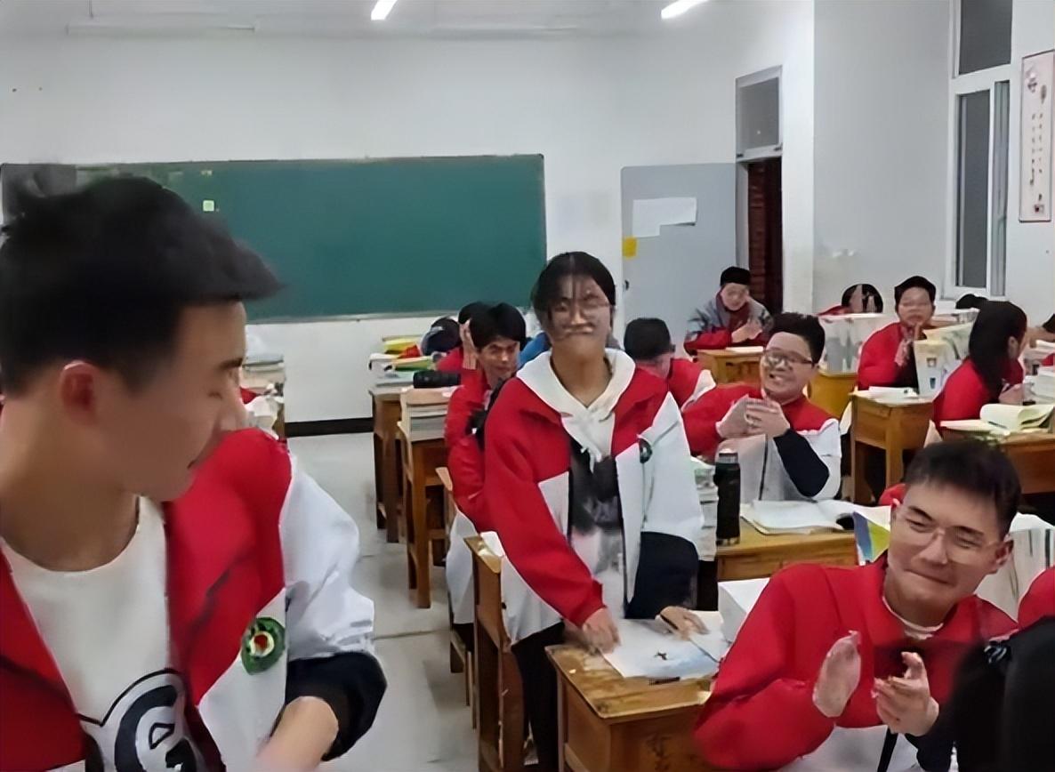 老師宣布各科月考第1名 女生連站7次 頒獎的男生累壞了