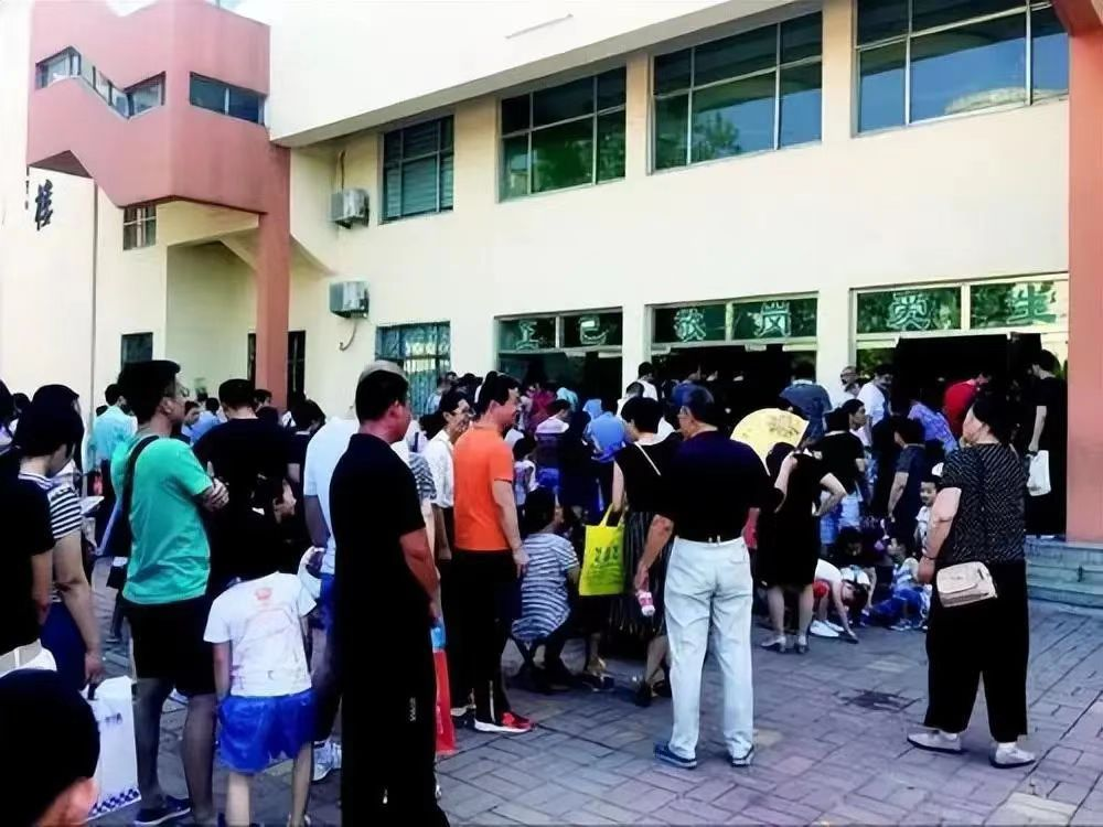 河南一小學禁止騎三輪接孩子，目的是校門口禁三輪車治擁堵